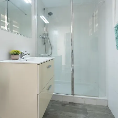아파트 Seafront! Private Terrace - Ac & Wifi 살루