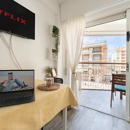 Seafront! Private Terrace - Ac & Wifi 아파트 살루
