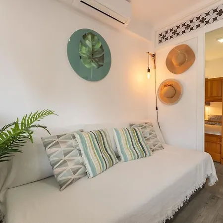 Seafront! Private Terrace - Ac & Wifi 아파트